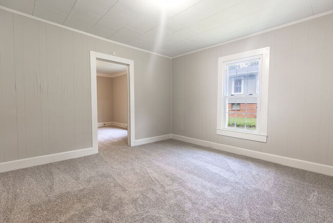 Building Photo - Recently Updated and Move-In Ready!