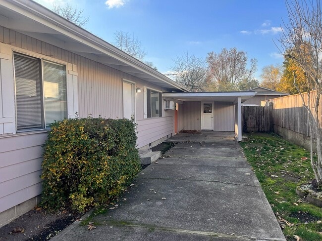 Building Photo - Charming Ranch in an easy access location!
