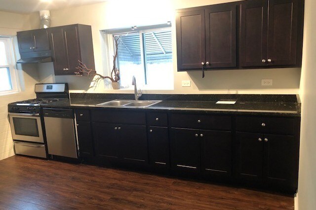 Foto principal - 5833 W Irving Park Rd