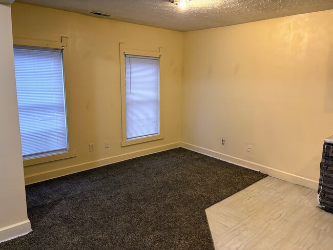 Foto del edificio - 2433 N Kenwood Ave