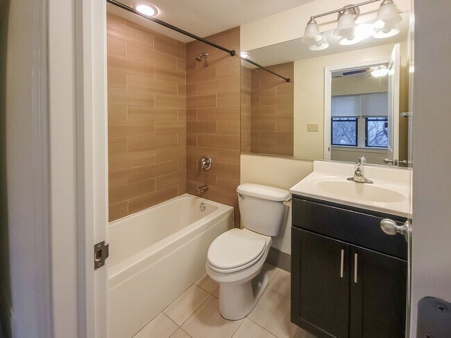 Building Photo - 1829 W Leland Ave