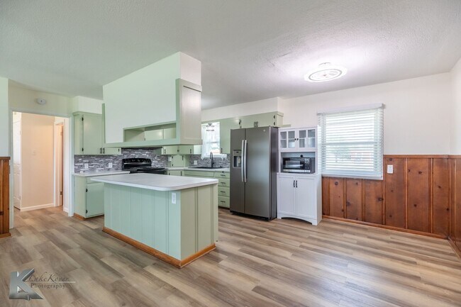 Foto del edificio - 4 BED, 2 BATH, 2 CAR GARAGE!