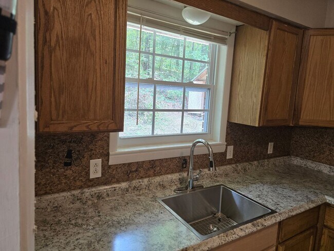 Foto del edificio - 4 Bedroom Home Available Now!