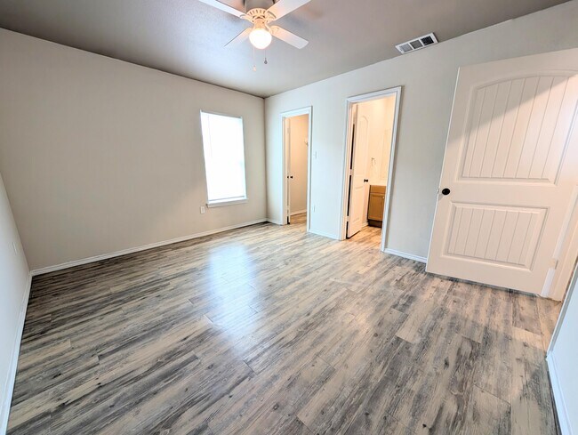 Building Photo - 2206 E Main St