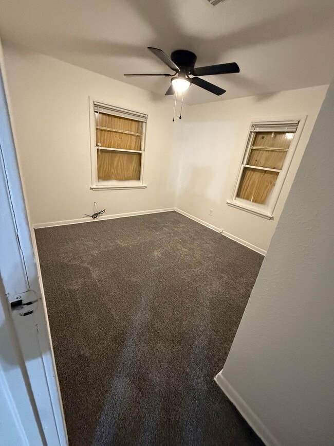 Building Photo - Cozy home with large backyard!