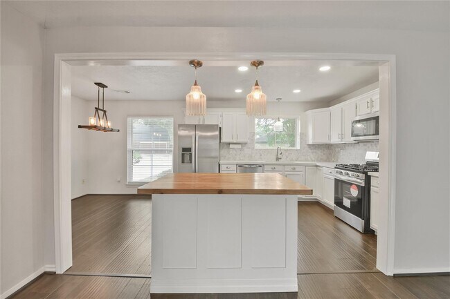 Building Photo - 5014 Temple Bell Dr