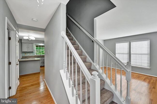 Building Photo - 6800 Roslyn Ct