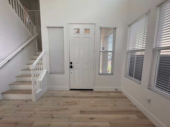 Foto del edificio - Charming Two-Story Home in Oceanside with ...