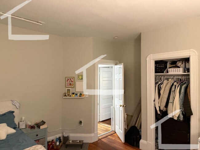 Building Photo - 9/1 Spacious 4BR with heat/hot water inc