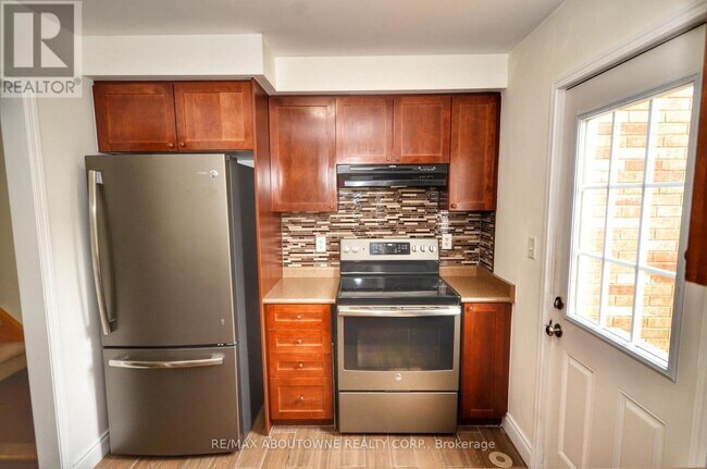 Building Photo - 3057 Dewridge Ave