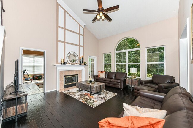 Building Photo - Beautiful 4 Bedroom Single Family Home Rec...