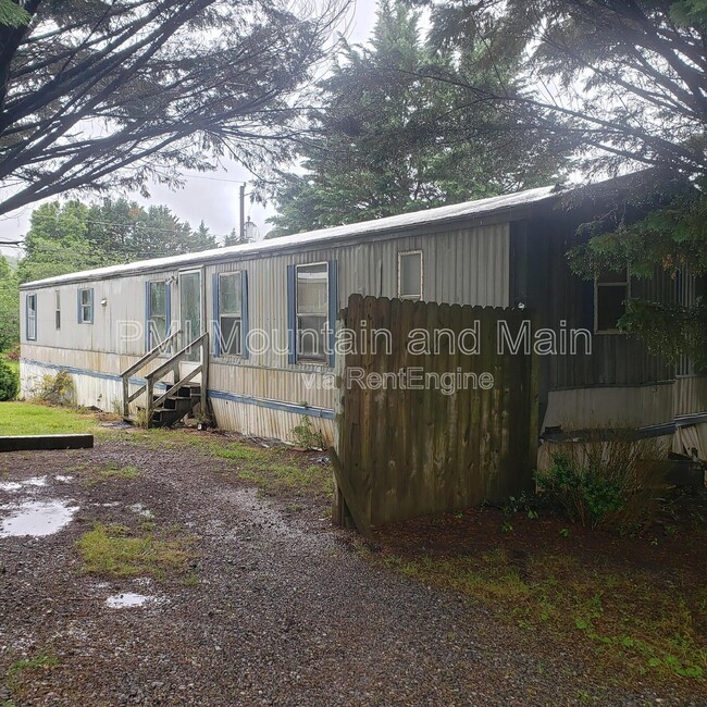 Building Photo - 319 Iotla Valley Park Rd