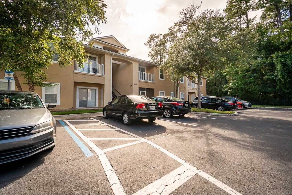 Foto principal - Spacious 2BR/2BA Condo – First Floor, Gate...