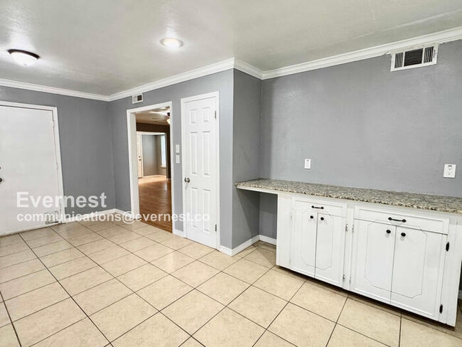 Foto del edificio - 3634 S Oswego Ave