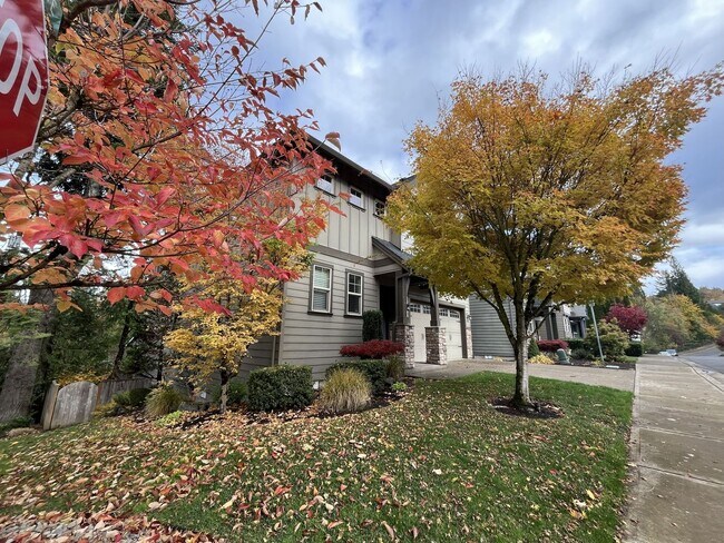 Foto del edificio - Spacious Corner-Lot Home with Three Levels, Multiple Living Areas, and Lush Outdoor Spaces