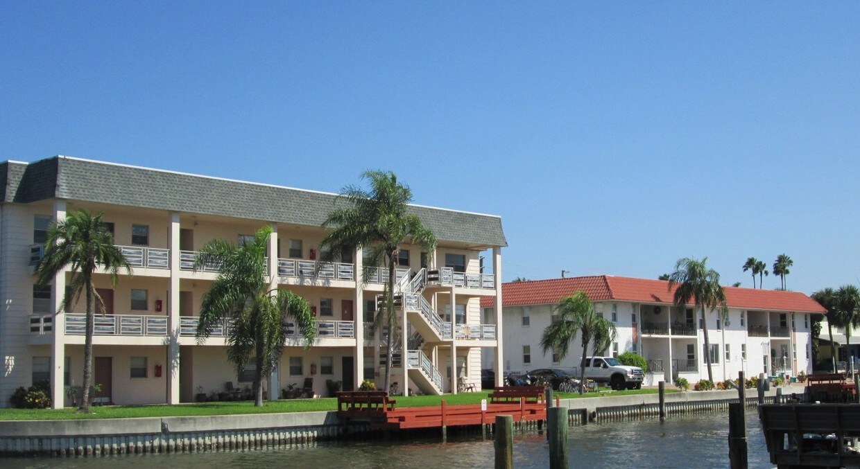 Building Photo - Aqua Vista