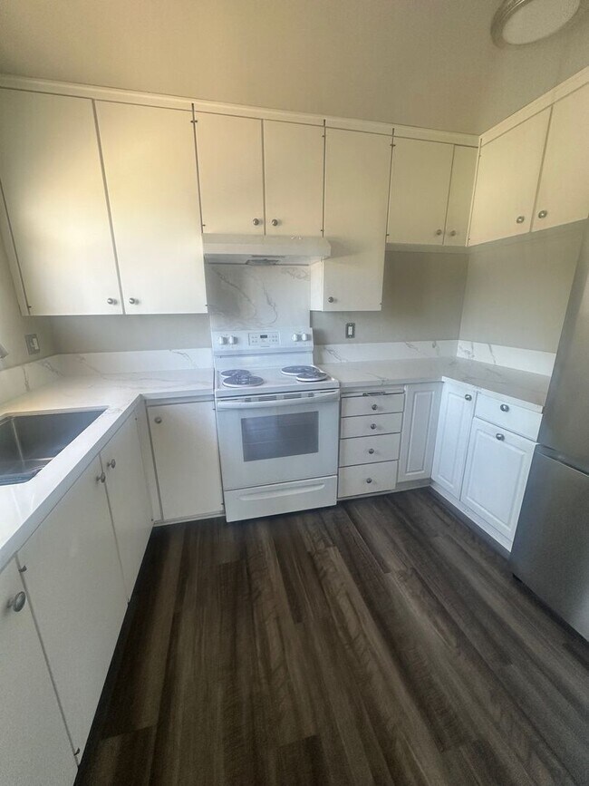 Foto del edificio - Spacious 3-Bed, 2-Bath Condo in Prime Long...