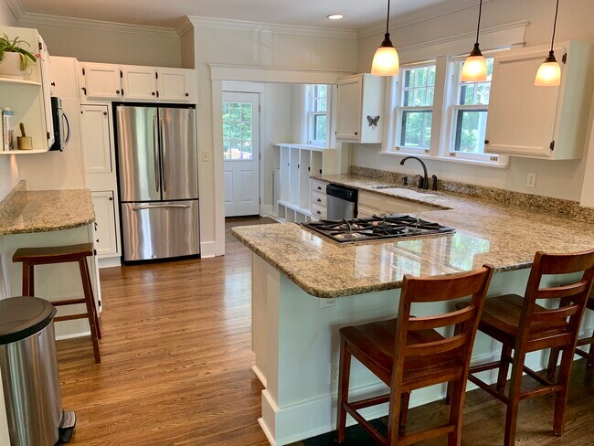 Foto del edificio - 1211 Cedar Ln