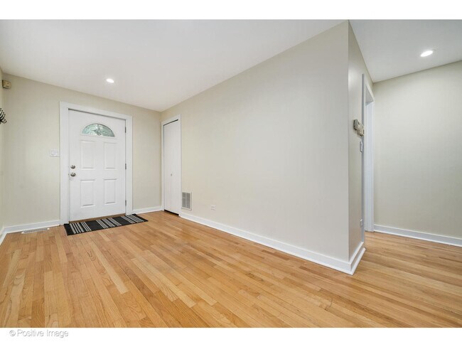 Building Photo - 1511 N Paulina St
