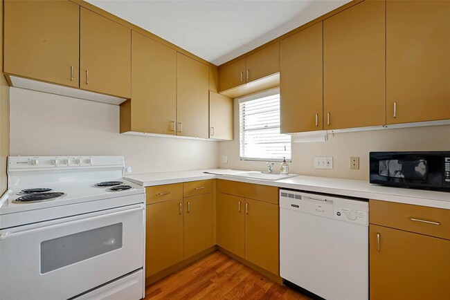 Building Photo - 621 W 19th St