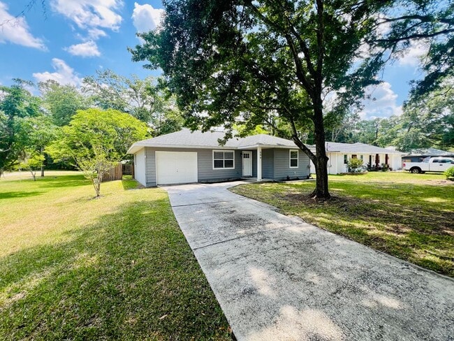 Building Photo - Green Cove Springs bungalow