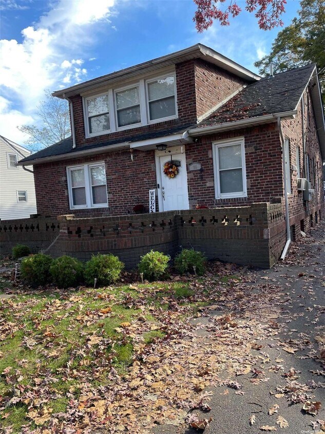 26 W Pine St, Islip, NY 11751 Room for Rent in Islip, NY