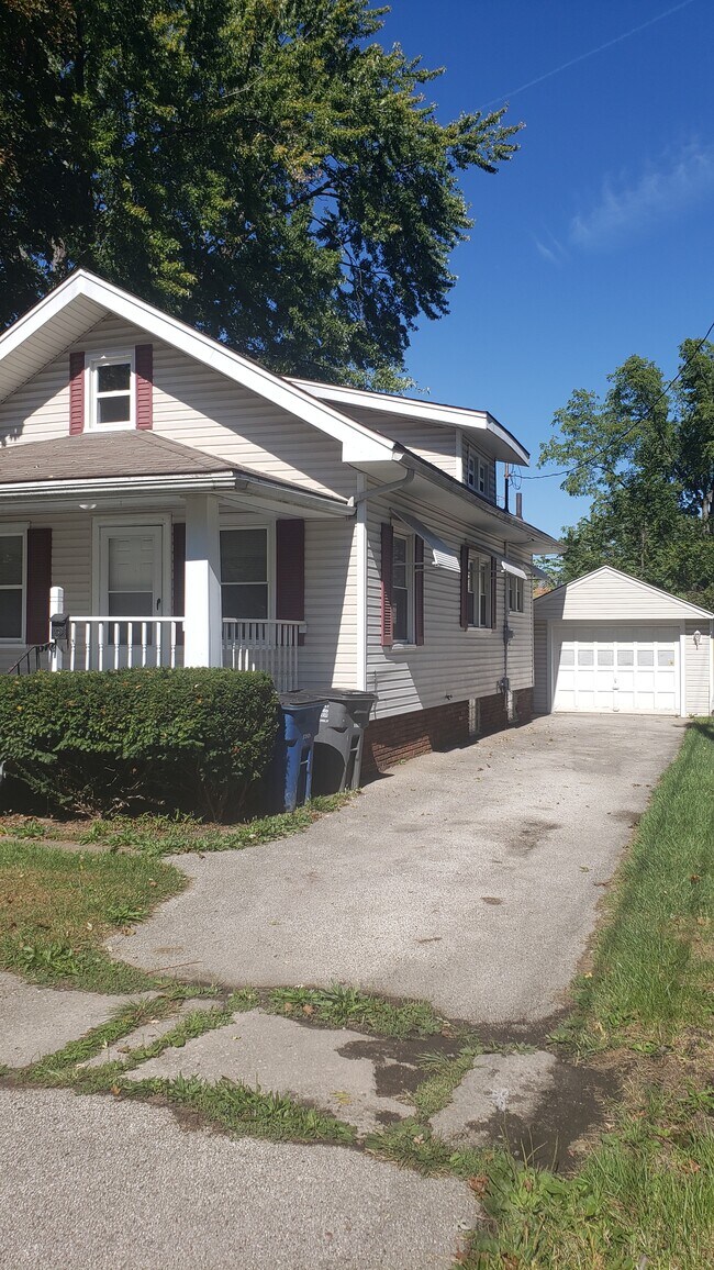 Building Photo - 2512 Oakwood Ave