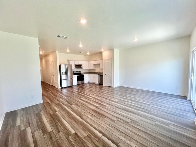 Building Photo - **APPLICATION RECEIVED** **MOVE-IN SPECIAL...