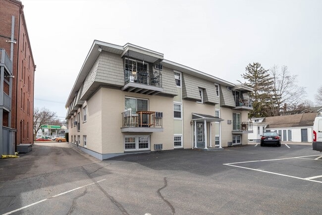 Building Photo - 13 Summer St