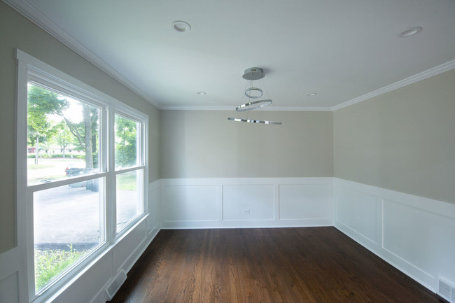 Building Photo - 653 Elm Rd