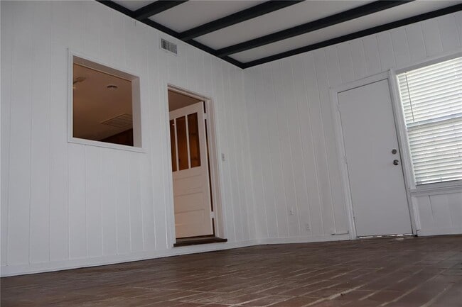 Building Photo - 3017 W Euclid Ave