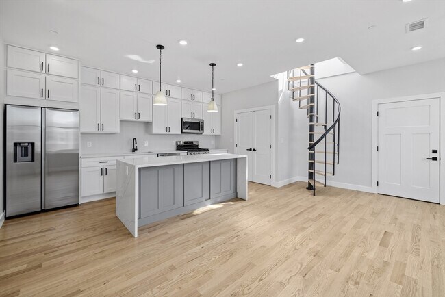 Building Photo - 152 Marion St