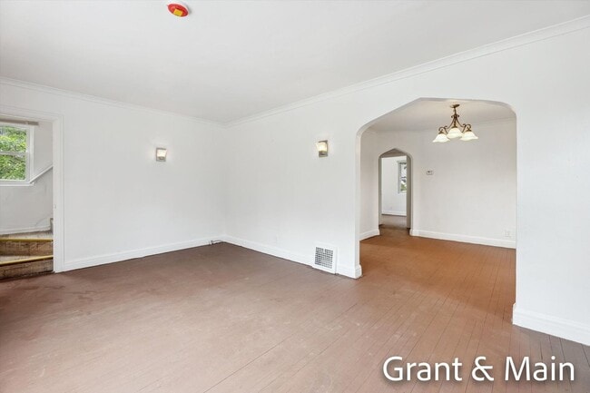 Foto del edificio - $1250 3 bedroom bungalow