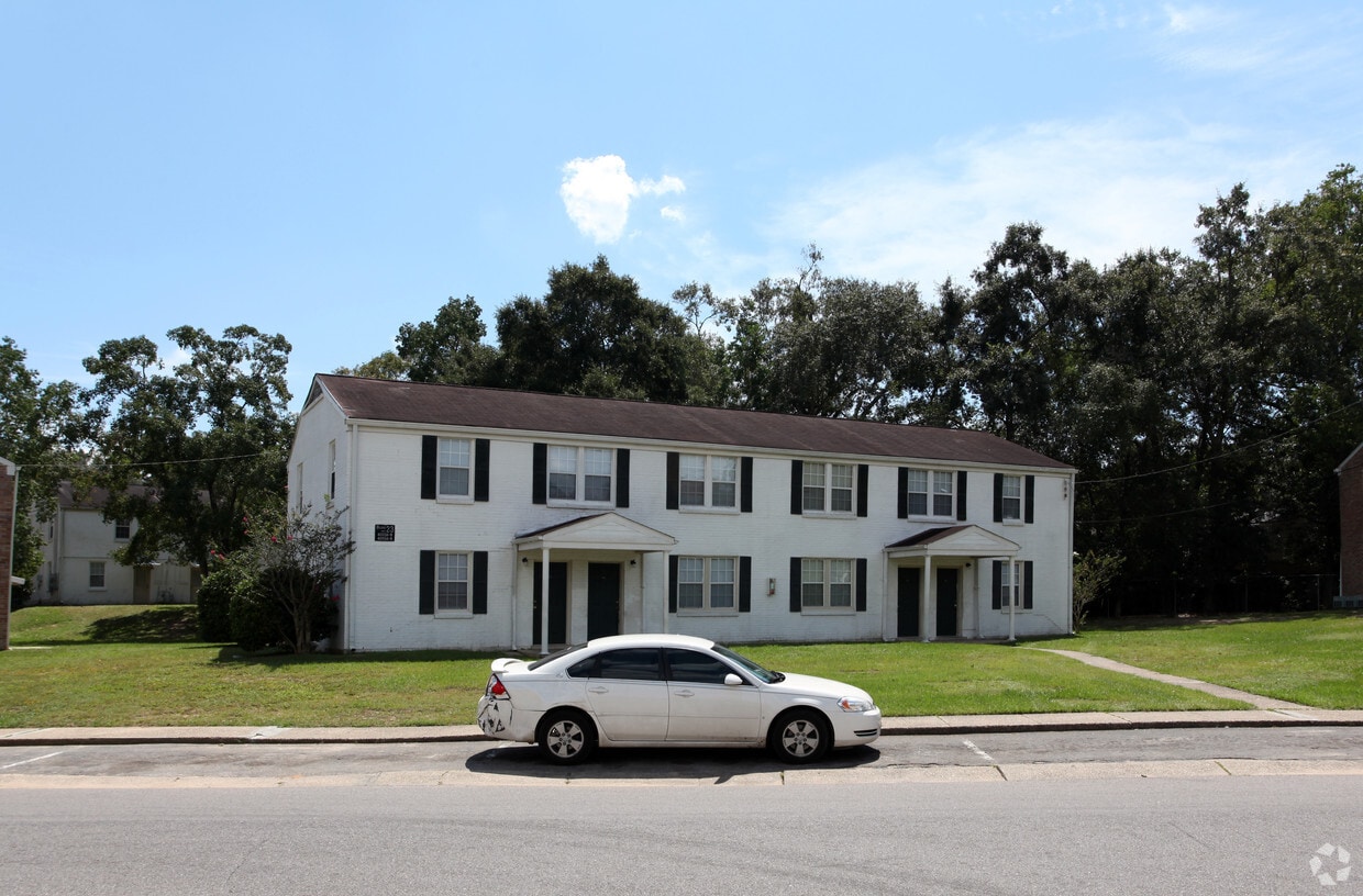 Primary Photo - Berkshire Arms Apartments