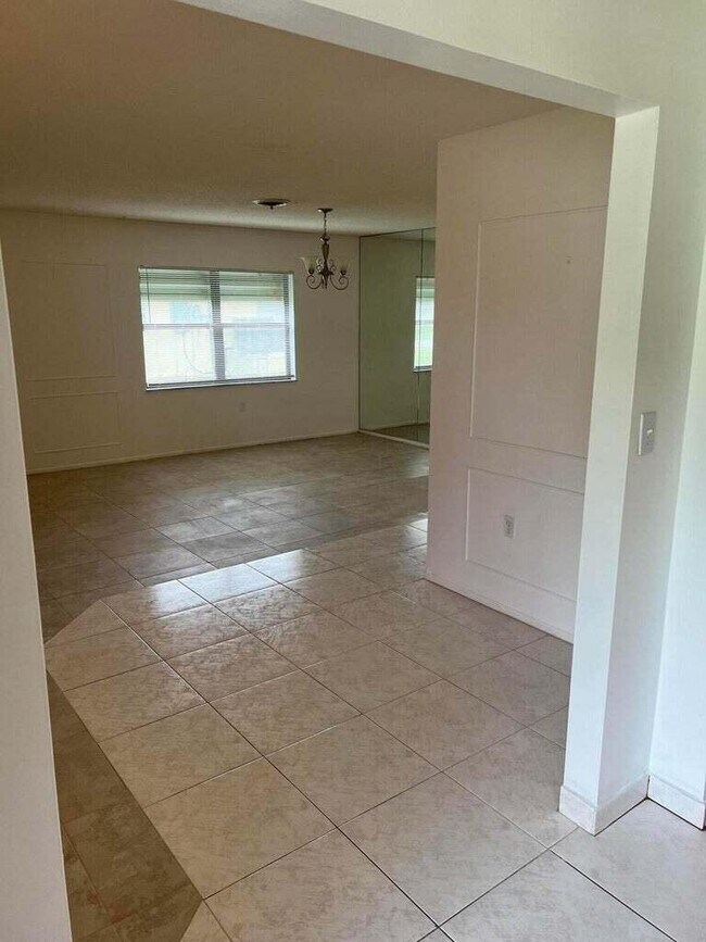 Building Photo - 4012 Greenwood Dr