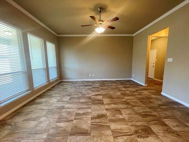 Building Photo - Beautiful 4 bedroom/2 bath home available ...