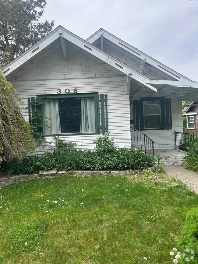 Building Photo - 306 Cedar St