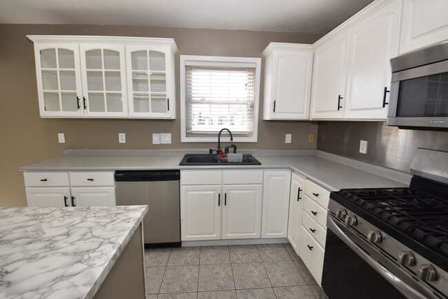 Building Photo - Nice Single Family Home with 3 bedrooms, o...