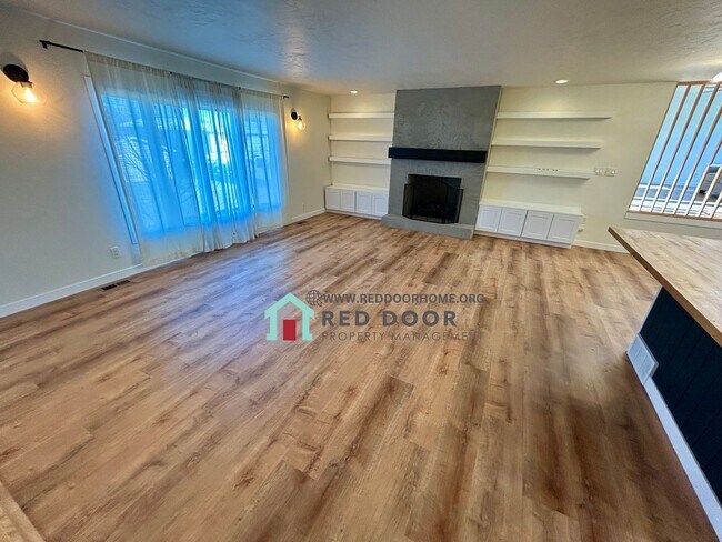 Foto del edificio - Spacious 4-Bedroom Home in Desirable Fox Farm Neighborhood