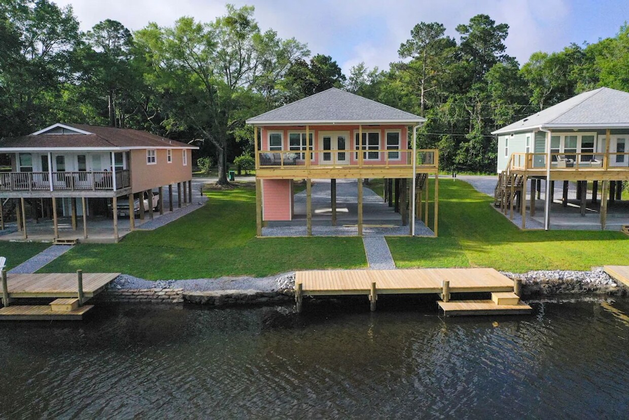 Foto principal - Fully furnished 2-bedroom house on the bayou