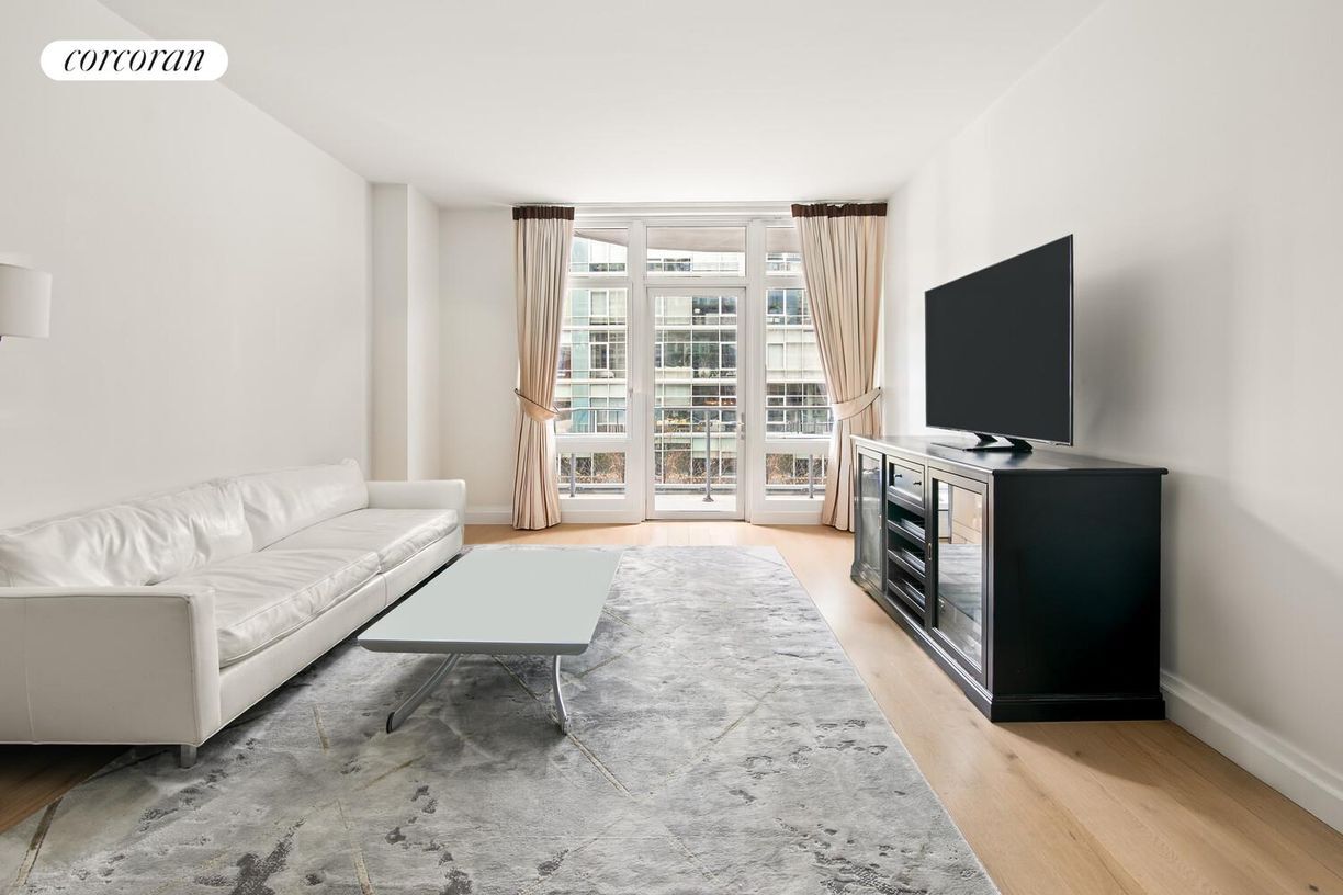 Primary Photo - 555 W 59th St