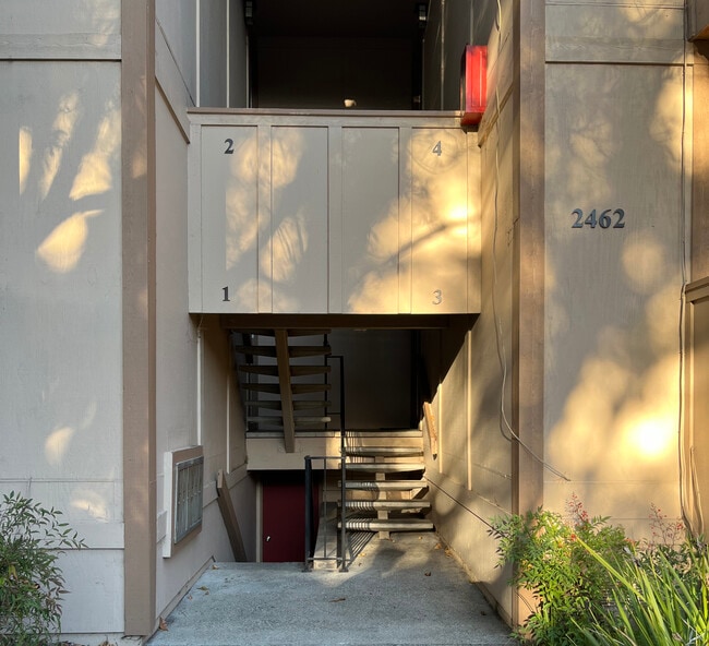 Building Photo - 2462 W Bayshore Rd
