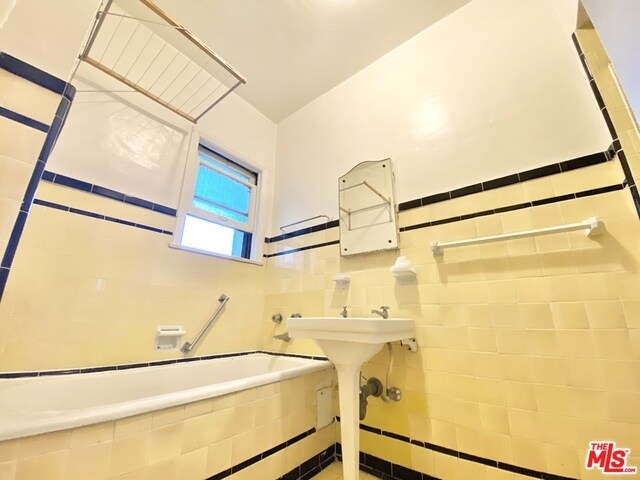 Building Photo - 608 S Dunsmuir Ave