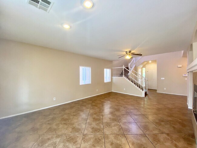 Foto del edificio - BEAUTIFUL 2 STORY HOME