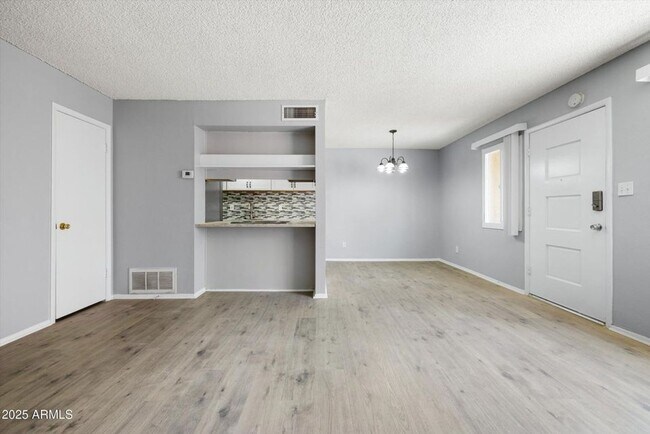 Foto del edificio - GORGEOUS Updated 2 bedroom Condo in Old To...