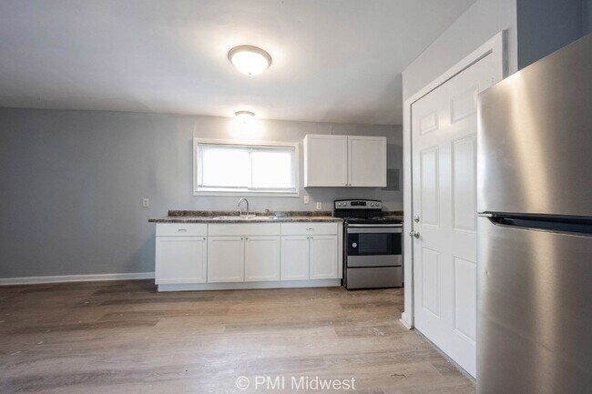 Building Photo - Charming Indianapolis Apartment in Prime L...