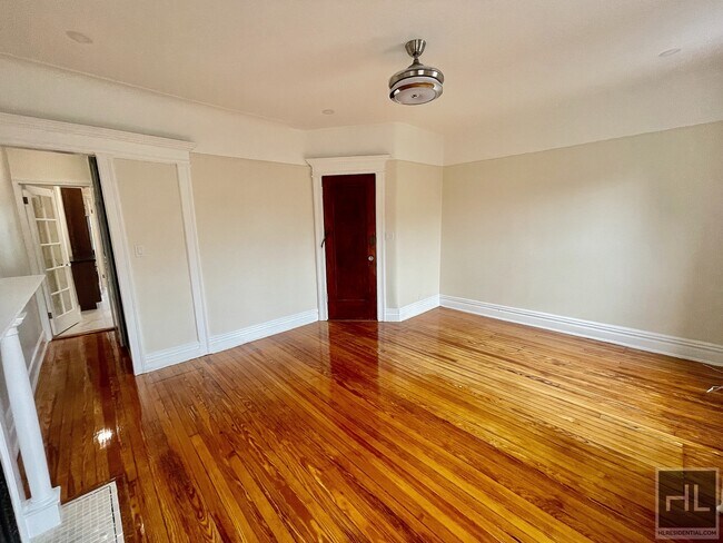 Foto del edificio - 1376 DEAN STREET