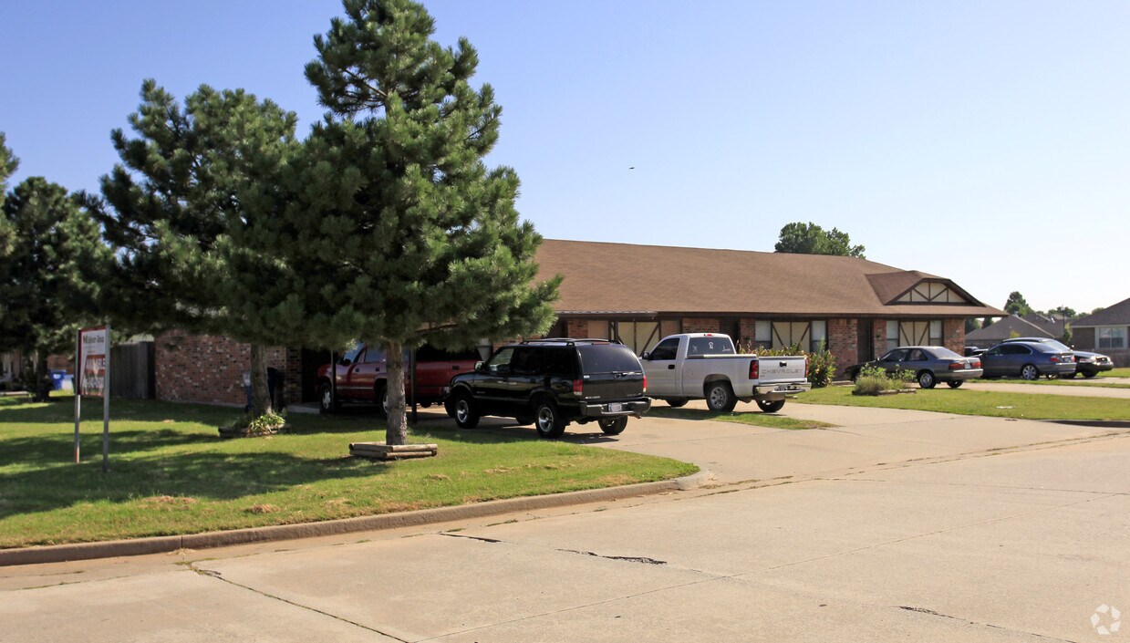 13051311 W Whippoorwill Way, Mustang, OK 73064 Apartments in Mustang