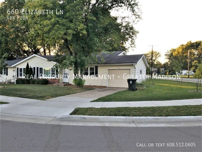 Foto del edificio - Incredible corner lot duplex with many upd...