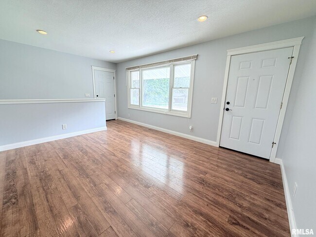 Foto del edificio - 5570 Clemons Rd